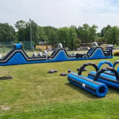 Kolorowe dmuchane zjeżdżalnie i tory przeszkód tworzą wspaniały park rozrywki w Ustce.