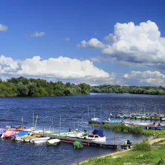 Przez jakie miasta przepływa rzeka Narew? Odkryj fascynujące miejsca