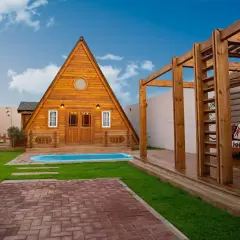 Drewniane domki z basenem i pergolą, idealne na noclegi nad morzem.