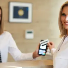 Co robi recepcjonistka w hotelu? Odkryj jej kluczowe zadania i umiejętności