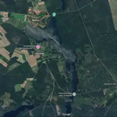 Widok satelitarny jeziora i otaczających je lasów, pól i zabudowań.