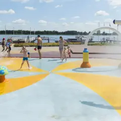 Dzieci bawią się na wodnym placu zabaw przy plaży nad jeziorem Zegrzyńskim.