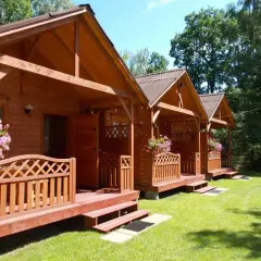 Urocze domki 2-osobowe nad morzem w Pobierowie, otoczone zielenią, zapraszają na wypoczynek.