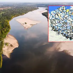 Szeroka rzeka z piaszczystymi brzegami i mapą Polski z zaznaczonymi rzekami, ilustrująca problem suszy w Polsce.