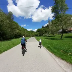 Dwie osoby na rowerach przemierzają malownicze trasy rowerowe Ojcowskiego Parku Narodowego.
