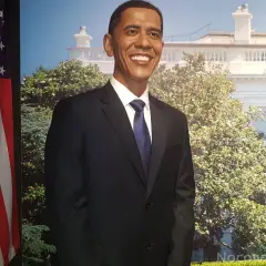 Figurka Baracka Obamy w garniturze, obok flagi USA. Władysławowo muzeum figur woskowych cennik.