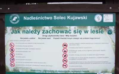 Tablica informacyjna Nadleśnictwa Solec Kujawski z zasadami zachowania w lesie, przypominająca o szacunku do przyrody i innych użytkowników.