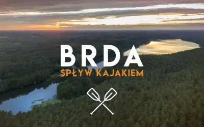 Zachód słońca nad lasem i jeziorem. Napis "BRDA SPŁYW KAJAKIEM" zaprasza na niezapomnianą przygodę. Opis trasy czeka!