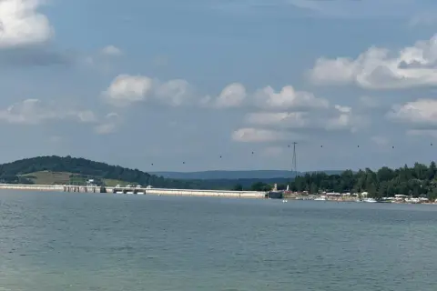 Widok na zaporę w Solinie, idealne miejsce na piesze szlaki z pięknymi widokami.