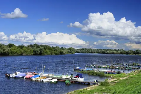 Przez jakie miasta przepływa rzeka Narew? Odkryj fascynujące miejsca