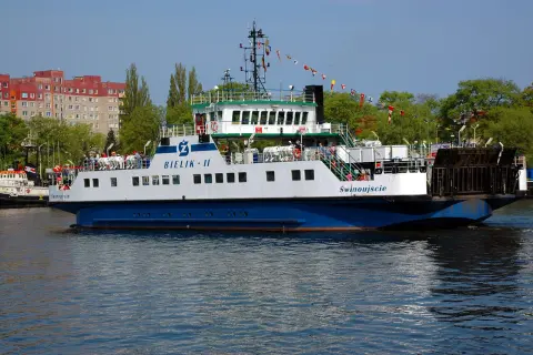 Prom "Bielik II" w Świnoujściu, idealny dla turystów. Sprawdź cennik przeprawy promowej!