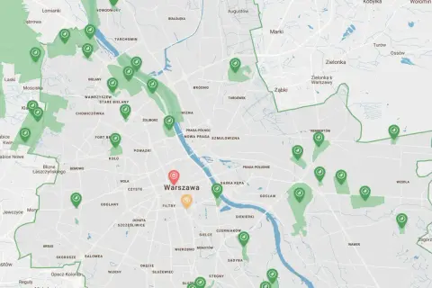 Mapa zielonych terenów Warszawy i okolic. Widać lewobrzeżna dzielnica warszawy z zaznaczonymi parkami i lasami.