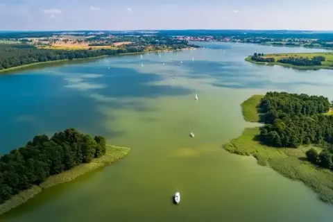 Jezioro Ryńskie: tajemnice, atrakcje i rekreacja w sercu Mazur