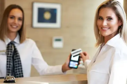 Co robi recepcjonistka w hotelu? Odkryj jej kluczowe zadania i umiejętności