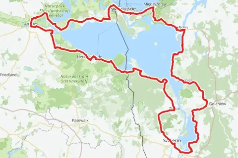 Trasa rowerowa velo 10 okrąża Zalew Szczeciński, prowadząc przez malownicze tereny, w tym parki narodowe.