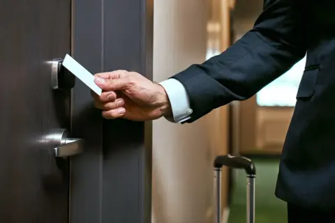 Czy wychodząc z hotelu zostawia się klucz? Poznaj zasady i unikaj kosztów