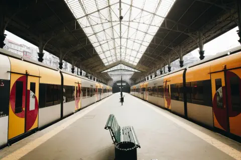 Dwa pociągi czekają na peronie. Czy to początek drogi na Hel?