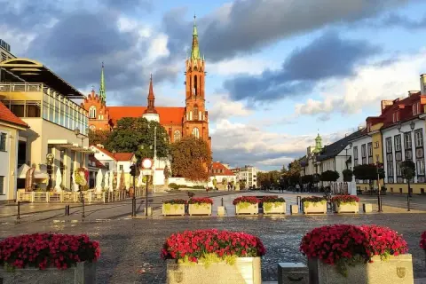 Rynek w Białymstoku, stolicy największego powiatu w Polsce. W tle katedra, po bokach kamienice i kawiarnie.