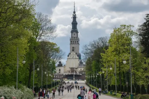 Droga do jednego z najważniejszych sanktuariów maryjnych w Polsce, Jasnej Góry, pełna pielgrzymów.