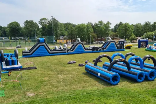 Kolorowe dmuchane zjeżdżalnie i tory przeszkód tworzą wspaniały park rozrywki w Ustce.