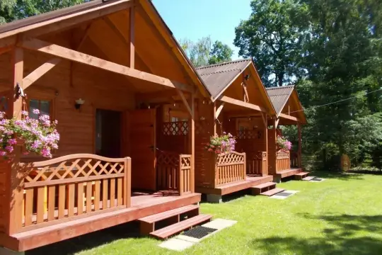Urocze domki 2-osobowe nad morzem w Pobierowie, otoczone zielenią, zapraszają na wypoczynek.