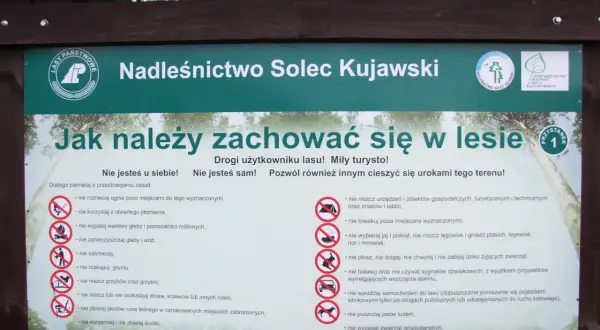 Tablica informacyjna Nadleśnictwa Solec Kujawski z zasadami zachowania w lesie, przypominająca o szacunku do przyrody i innych użytkowników.