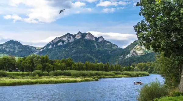 Malowniczy Dunajec, góry i tratwa turystów. Idealne miejsce na trasę Velo Dunajec.