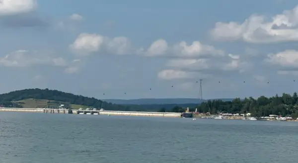 Widok na zaporę w Solinie, idealne miejsce na piesze szlaki z pięknymi widokami.