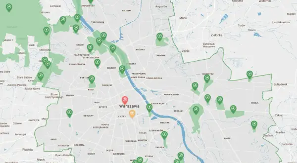 Mapa zielonych terenów Warszawy i okolic. Widać lewobrzeżna dzielnica warszawy z zaznaczonymi parkami i lasami.