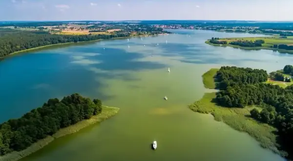 Jezioro Ryńskie: tajemnice, atrakcje i rekreacja w sercu Mazur