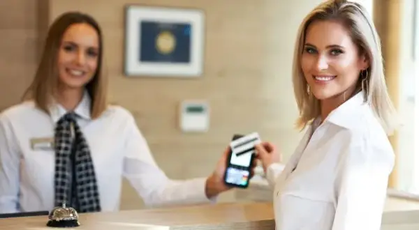 Co robi recepcjonistka w hotelu? Odkryj jej kluczowe zadania i umiejętności
