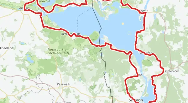 Trasa rowerowa velo 10 okrąża Zalew Szczeciński, prowadząc przez malownicze tereny, w tym parki narodowe.