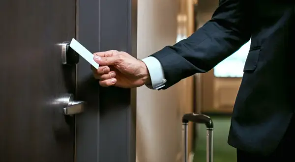 Czy wychodząc z hotelu zostawia się klucz? Poznaj zasady i unikaj kosztów