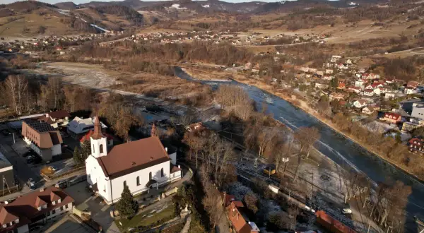 Widok z lotu ptaka na region z popradem, z kościołem i domami w dolinie.