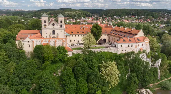Opactwo Benedyktynów w Tyńcu, jeden z najstarszych klasztorów w Polsce, malowniczo położony na skale nad Wisłą. Wspaniały przykład architektury i historii Małopolski.