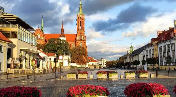 Rynek w Białymstoku, stolicy największego powiatu w Polsce. W tle katedra, po bokach kamienice i kawiarnie.