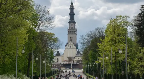 Droga do jednego z najważniejszych sanktuariów maryjnych w Polsce, Jasnej Góry, pełna pielgrzymów.