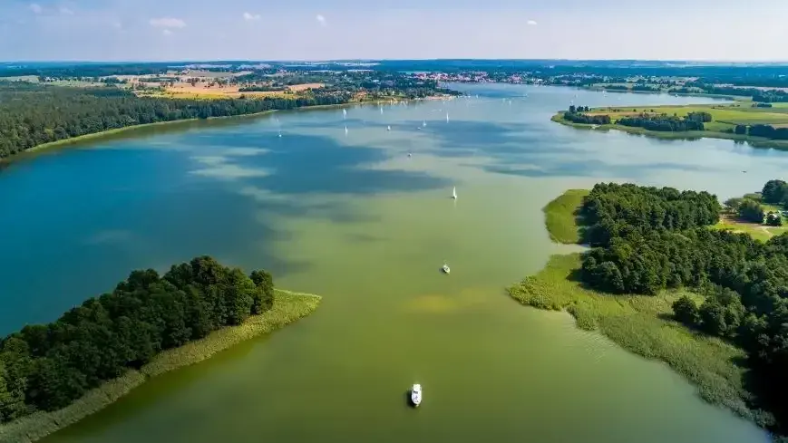 Jezioro Ryńskie: tajemnice, atrakcje i rekreacja w sercu Mazur