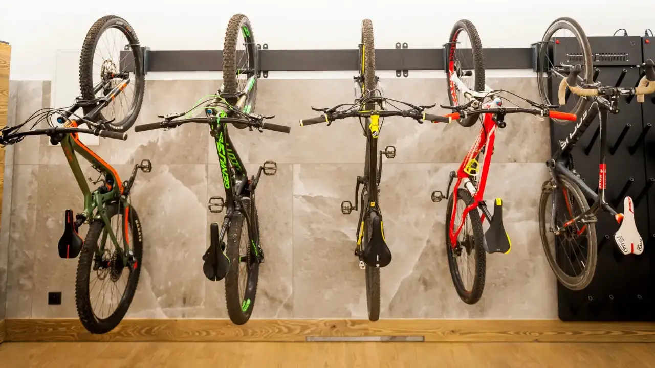 Rowerowy raj! Kilka rowerów górskich i szosowych wisi na ścianie, gotowych na przygodę. To idealne miejsce przyjazne rowerzystom.