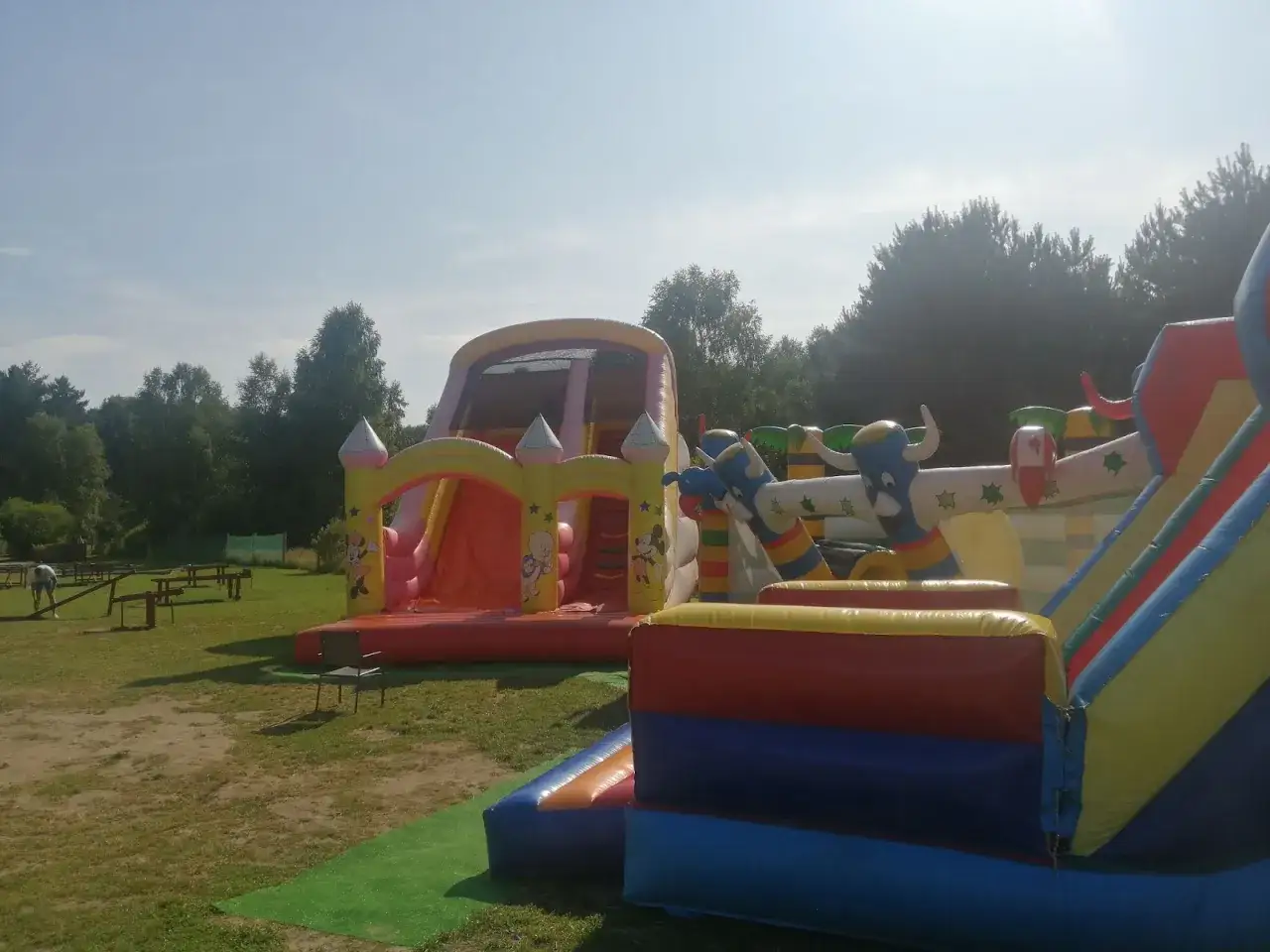 Kolorowy park rozrywki w Ustce z dmuchanymi zamkami i zjeżdżalniami. Dzieci mogą tu szaleć do woli.
