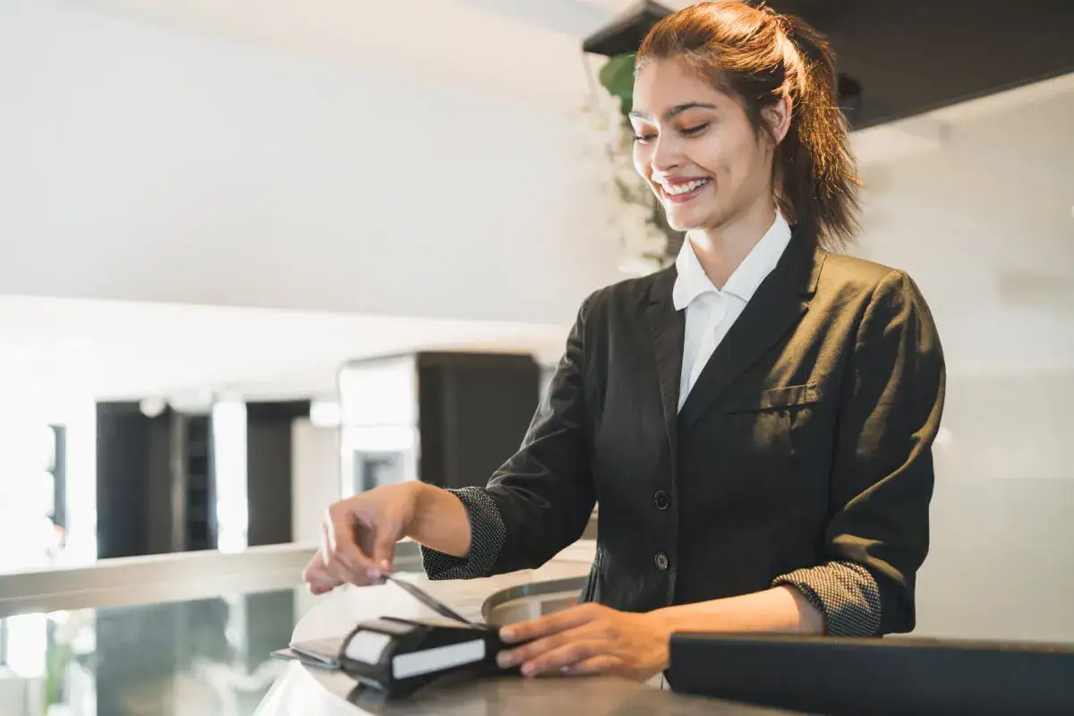 Zdjęcie Co robi recepcjonistka w hotelu? Odkryj jej kluczowe zadania i umiejętności