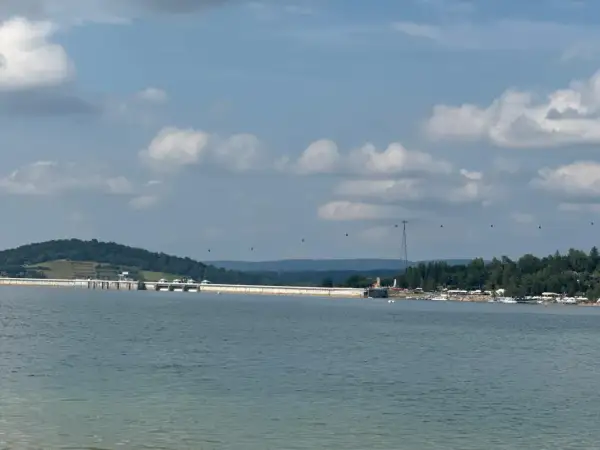 Widok na zaporę w Solinie, idealne miejsce na piesze szlaki z pięknymi widokami.