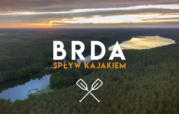 Zachód słońca nad lasem i jeziorem. Napis "BRDA SPŁYW KAJAKIEM" zaprasza na niezapomnianą przygodę. Opis trasy czeka!